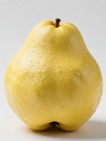 Hela och skivade kvittenfrukter på en träyta, med gröna blad