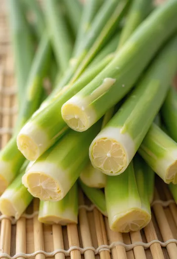 Torkat citrongräs och malet citrongräspulver på köksbänk