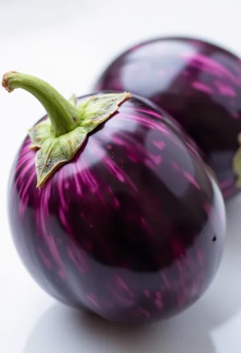 Halverad aubergine med ljust fruktkött och glansigt lila skal
