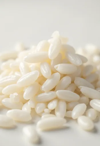 Fotorealistiskt okokt vitt ris i rustik skål på köksbänk