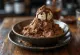 Chokobingsu, koreansk chokladisdessert med chokladglass och sås