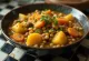 Sambar med blandade grönsaker serverad med ris och grönsakstillbehör