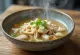 Kyckling-Sujebi, koreansk nudelsoppa med kyckling och purjolök