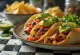 Gyros i mexikansk stil med stekt kyckling i tortillabröd, salsa och guacamole