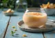 Probiotisk kefir med rökt paprika, garnerad med färsk citron och persilja
