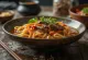 Lagman med nötkött serverad med färska grönsaker i rik sojasåsbouillon