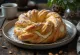 Kringle med mandelmassafyllning i flätad kransform, gräddad gyllenbrun