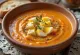 Salmorejo med kokt ägg, serverad med färsk koriander