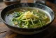 Ssuk kalguksu, nudlar, spenat och ägg i en rik soppa