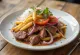 Lomo Saltado serverad med fläskkött, grönsaker och kokosaminos