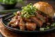 Bao bun med stekt anka och hoisinsås serverad på tallrik