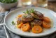 Norska Kjøttkaker köttbullar serverade med kokta morötter