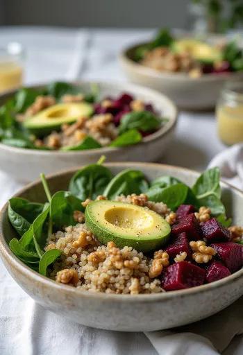 Buddha bowl med spenat, quinoa och rödbeta