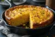 Kryddigt cornbread i skivor, rustik servering, gyllenbrunt gräddat