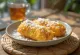 Pisang Goreng serverad med kokosflingor, krispiga, gyllenbruna bananbitar