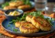 Fiskefrikadeller av fisk, serverade med citron och persilja