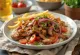 Lomo saltado med fläskkött serverad färsk
