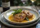 Saltimbocca av kalv, serverad med salvia- och smörsås och parmaskinka på ett elegant fat