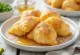 New Mexican sopaipillas med honung serverade med limejuice