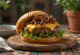 Hamburgare med Pepper Jack-ost, saftig köttbiff och smält Pepper Jack-ost