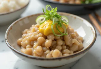 Nattó med senap och koriander serverad