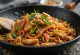 Ramen Stir Fry serverad med kyckling och grönsaker
