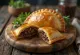 Empanadas de pino – chilensk köttempanada gräddad gyllenbrun, serverad på tallrik