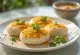 Idli med podi indisk rätt med ångade risbollar, garnerad med pumpafrön och koriander