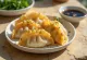 Seafood gyoza serverad med skaldjursfyllning och dipp