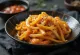 Takuan med kimchi, koreansk rätt, kombination av sur rättika och kryddig kimchi med färsk koriander