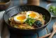 Soft boiled egg ramen serverad med perfekt löskokt ägg