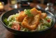 Tonkatsusallad med färsk koriander, sesamfrön och tonkatsuskivor