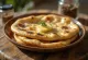 Naanbröd med kanel och kardemumma serverad