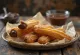 Fyllda churros med gyllenbrun, krispig utsida serverad med chokladkräm