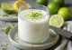 Kokos- och limekefir i glas, ljus krämig färg, dekorerad med limeskal