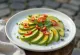 Vegansk Tiradito med avokado, morot och gurka, dekorerad med färsk koriander.