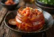 Kryddig kimchi serverad i skål
