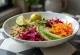 Buddha bowl med rödbeta och quinoa serverad med färska grönsaker
