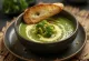 Krämig grön broccolisoppa med riven ost