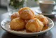 Zeppole med karamellkräm, garnerad med färsk och söt munk