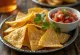 Veganska tortillachips serverade med salsa