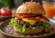 Vegansk baconburgare med färska grönsaker