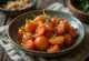 Chonggak kimchi, liten rättika serverad med chilipulver och vitlök