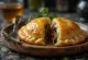 Gyllenbrun empanada med nötfärs och oliver
