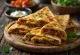 Haggis quesadilla, krispig tortilla stekt gyllenbrun, fylld med grönsaker och ost