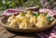 Sibiriska pelmeni serverad med gräddfil
