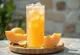 Melonlemonad i glas, dekorerad med myntablad