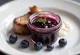 Blåbärs- och balsamvinägersås med rödvin serverad