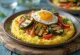 Polenta med grillade grönsaker, serverad på tallrik med färgglada grönsaksskivor på toppen