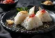 Omusubi med umeboshi, japanska risbollar med inlagda plommon och nori-ark.